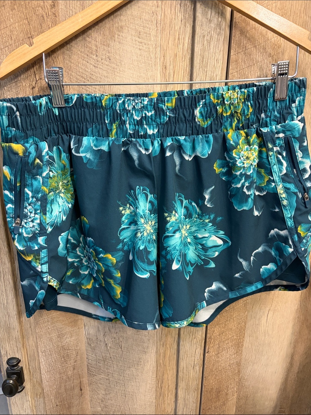 Avia large 12/14 Teal Green Floral Print Athletic Shorts with liner zip pockets